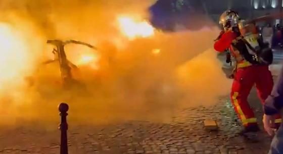 A PSG győzelmét ünneplők közé hajtott egy autó Párizsban, mire felgyújtották