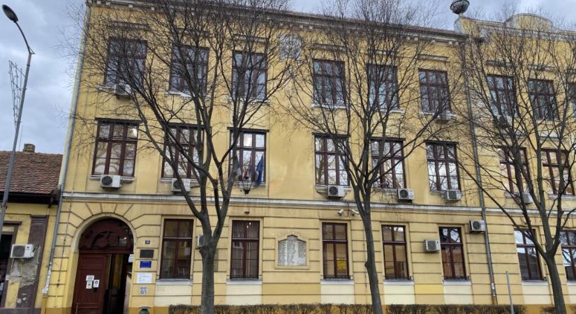 Kiáll igazgatója mellett a szabadkai Politechnikai Iskola