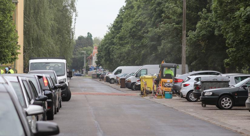 Jövő héten parkolókat festenek a Jókai utcában