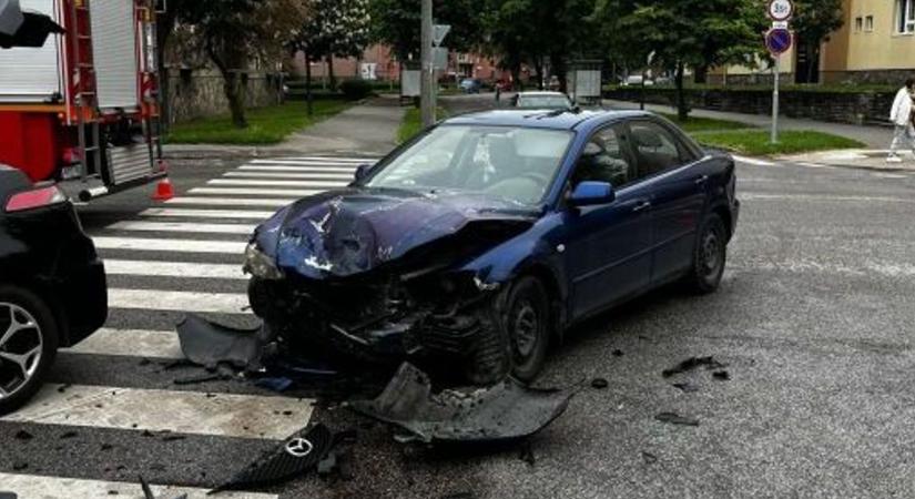 Helyszíni fotókon az oroszlányi hármas baleset: brutálisan összetörtek az autók