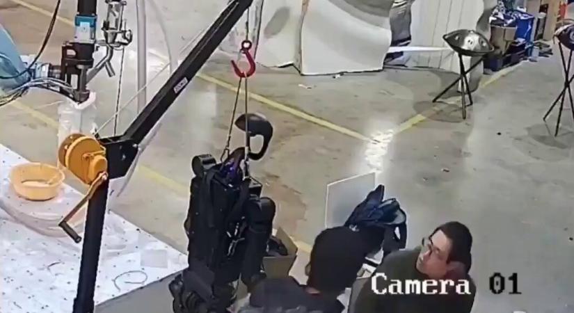 Videón, ahogy egy humanoid robot totál bekattan, és rátámad a kezelőire