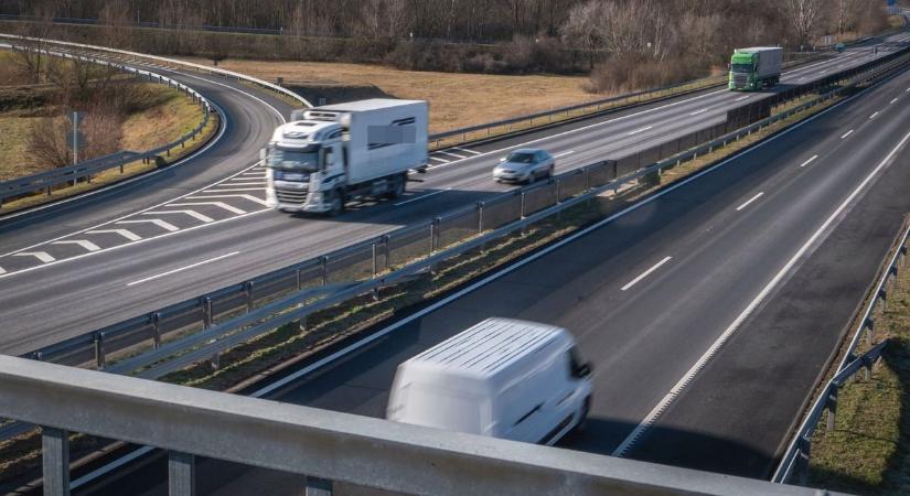 Pörögnek az előkészítő munkák az M1-es bővítéséhez - fotók