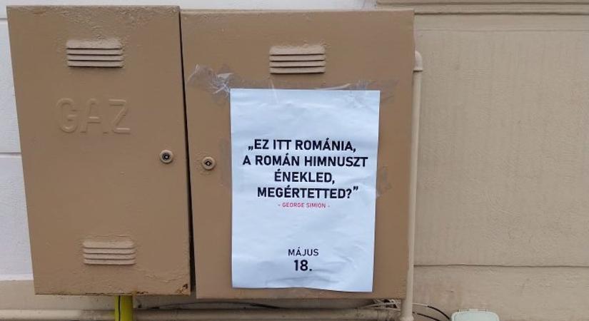 „Ez itt Románia, a román himnuszt énekled, megértetted?” – Csíkszeredában magyarokat provokáló plakátok jelentek meg