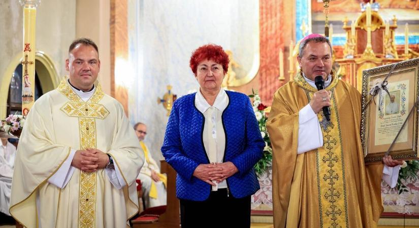 Ferenc pápa áldása már csak halála után ért el Tolnába – 40 évnyi szolgálatot jutalmazott (galéria)