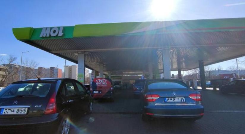55 Mol-benzinkútra érkezik készpénzfelvevő automata