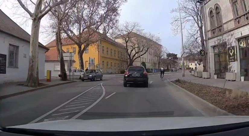 Ezt az őrült előzést megemlegeti, aki látta - videón a bicskanyitogató autós manőver