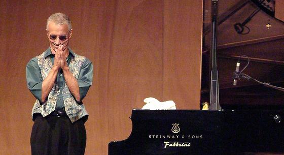 Nyolcvan éves Keith Jarrett, akinek a koncertjein köhögni sem lehet
