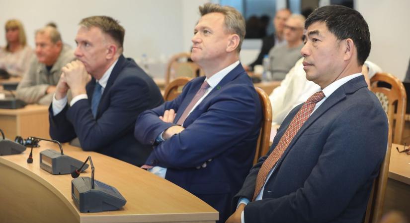 Kevesebb bort isznak, abból lett baj! Ki nem találná, hogy kik  fotók