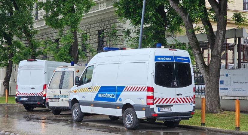 Helyszínelők lepték el a város egyik legféltettebb intézményének környékét