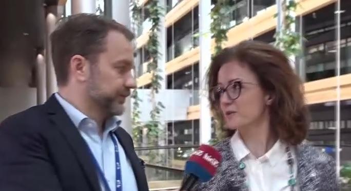 A Tisza párt EP-képviselője válaszok helyett személyeskedett  videó