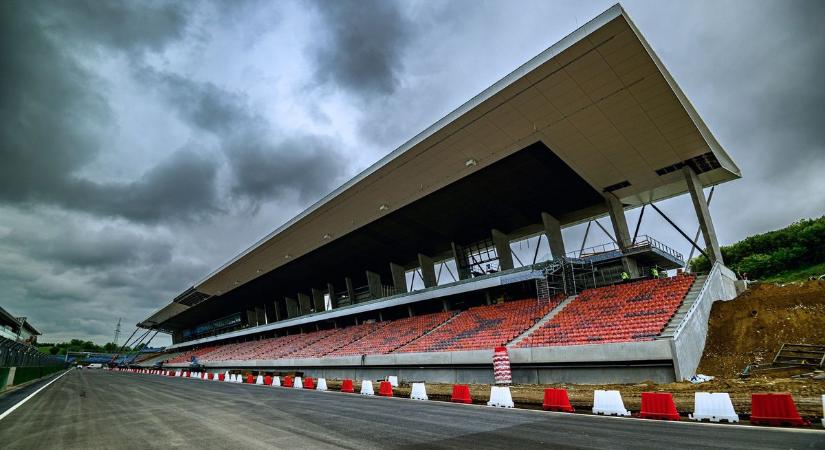Hungaroring felújítása: már a székeket szerelik a főlelátón, látványos fotókon az építkezés