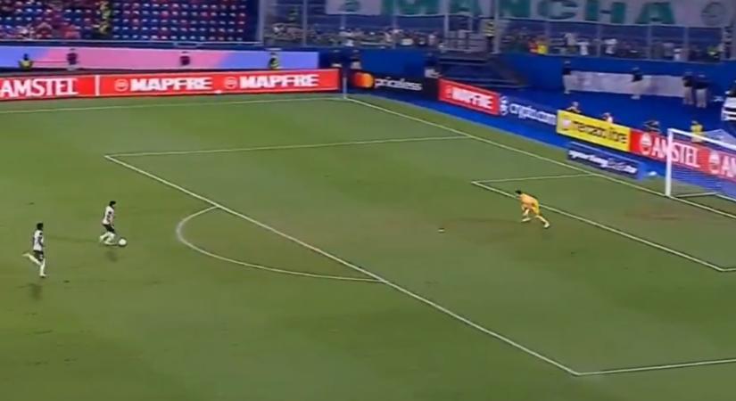 Elképesztő helyzetet puskázott el a Barcelona korábbi csatára