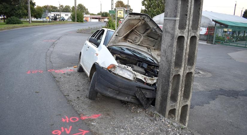 Villanyoszlopnak csapódott egy autó Komlón