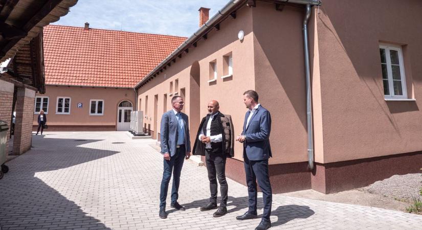 Nemcsak gazdaságos, szép is lett Recsk két legfontosabb épülete
