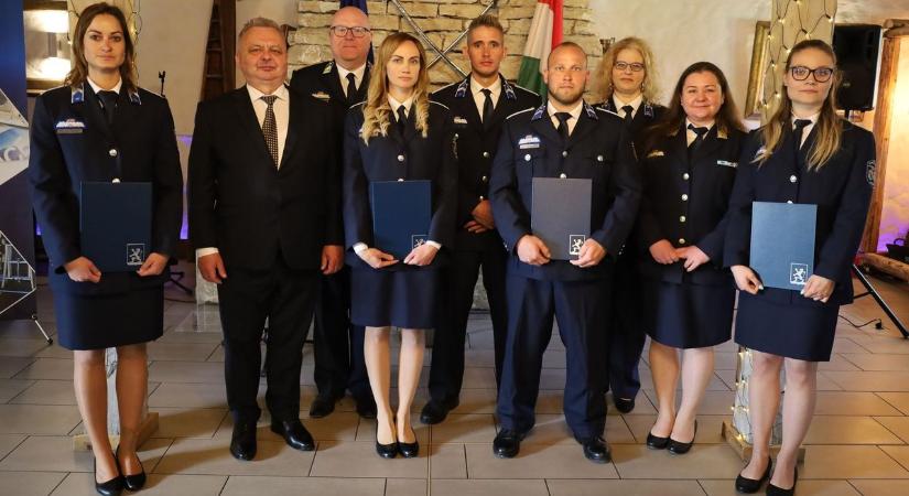 Taps a hősöknek: elismerték az oroszlányi rendőröket