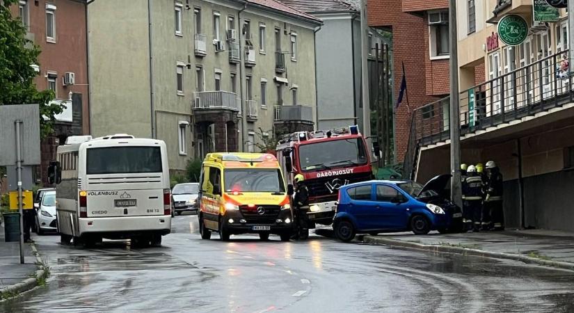 Borzalmas tragédia Komlón: fényes nappal a város közepén halt meg az asszony