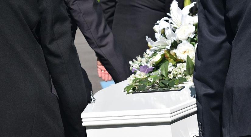 "Örökké cipelünk téged magunkkal a néma csendben" - pici, fehér koporsó emelkedik fel, 13 napos csecsemőt temetnek a szülők