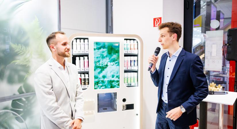 Fenntarthatóság felsőfokon: országos terjeszkedéshez érkezett a Rossmannban a Respray újratöltő automata