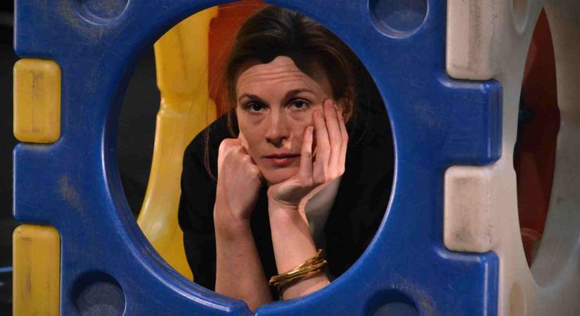 CSONTVÁZAK AZ (ÜVEG)SZEKRÉNYBEN Exit Generáció: Már nem álmodok velük. / Jurányi Inkubátorház