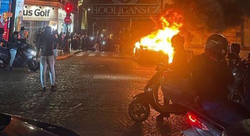 Autóval hajtott a focidrukkerek közé