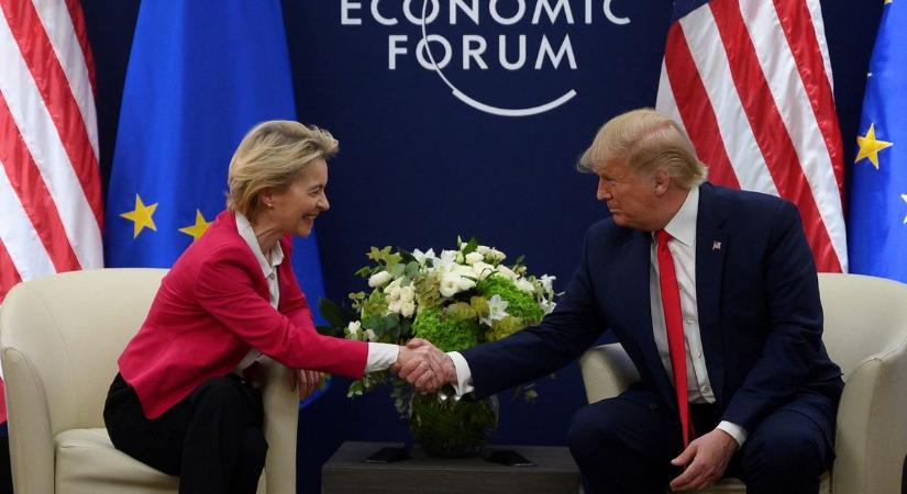 Trump dicsérte von der Leyent: Olyan kétségbeesetten akarja már a vámmegállapodást