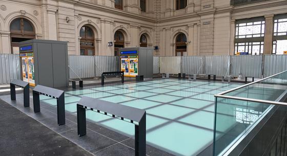 Egy év alatt sem sikerült kijavítani a Keleti pályaudvaron a megrepedt üvegfödémet