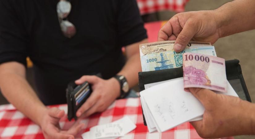Borravaló vagy szervizdíj – ön tudja mi a különbség?