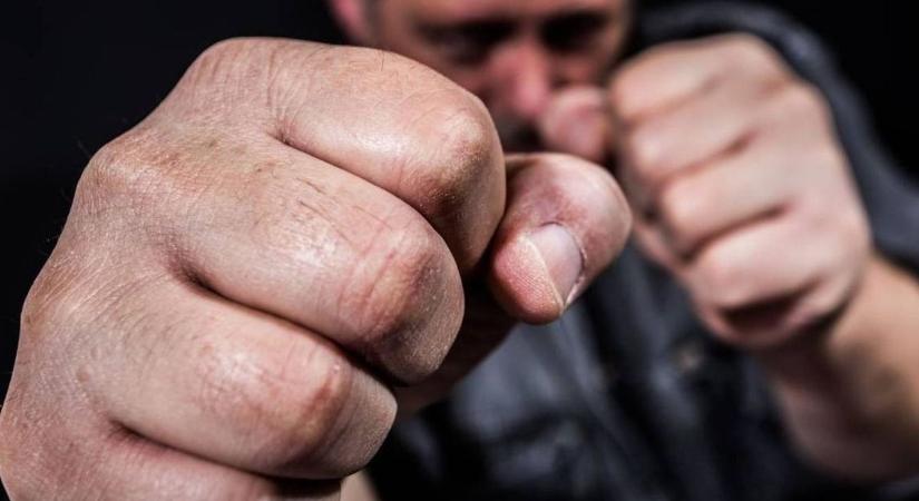 Életveszélyes testi sértést okozott egy pápai férfi