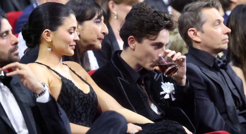 Kylie Jenner még puszilkodott volna a díjat nyerő Timothée Chalamet-val, utóbbinak viszont ez nem tűnt fel