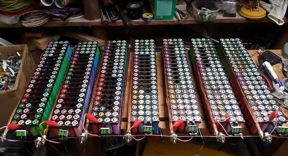 Összerakta 1000 leselejtezett laptop használt akkumulátorát, most erről megy az egész háza