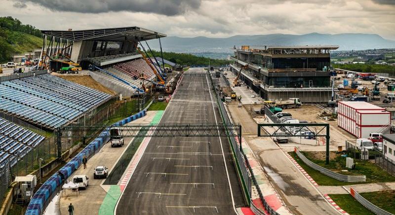 Lekerült a védőborítás a Hungaroring célegyeneséről