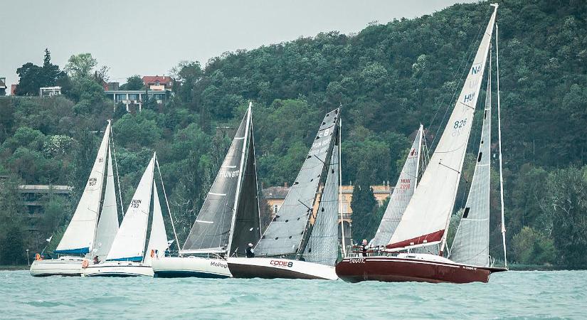 Szóló tókerülők nagy napja a Balatonon – Ma 70 hajó rajtol a Flex Fleet Klasszikus Egykezes versenyen