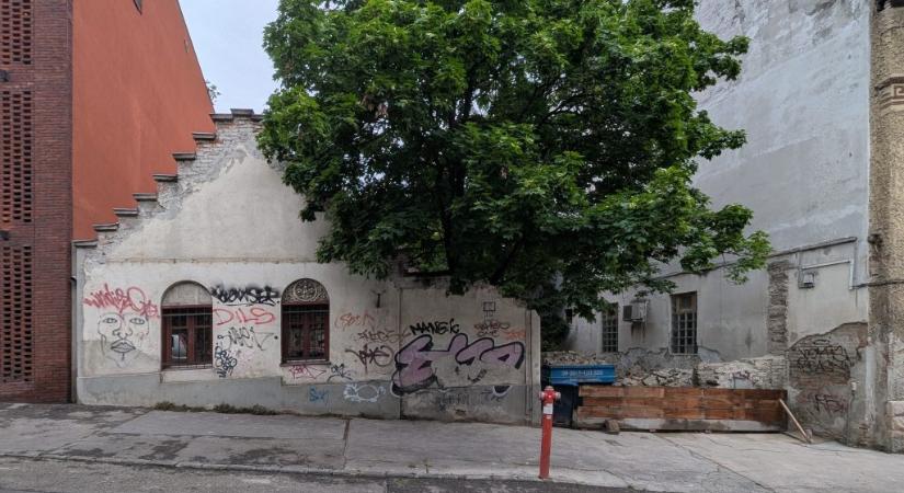 Lassan megújul a Rózsadomb utolsó falusias épülete