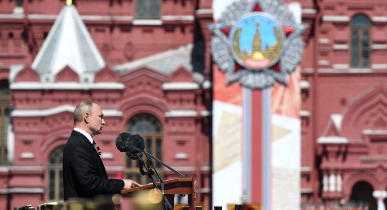 Vlagyimir Putyin a Vörös téren: Az igazság a mi oldalunkon áll