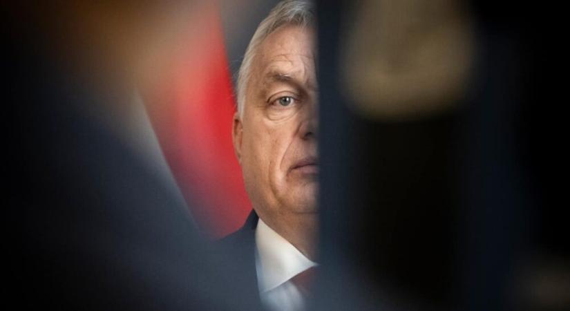 Az internet még Orbán szigorú ‘nézésére, járására és csípőringására’ sem felejt….