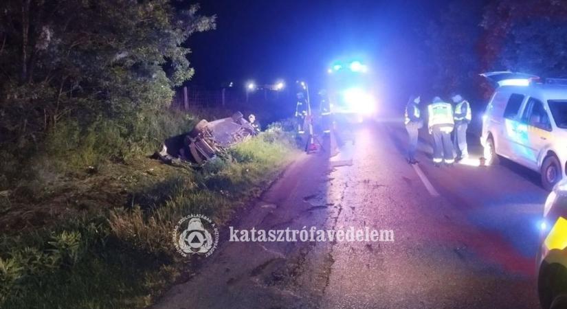Árokba csapódott és a tetejére borult egy autó péntek hajnalban Jáknál - fotók
