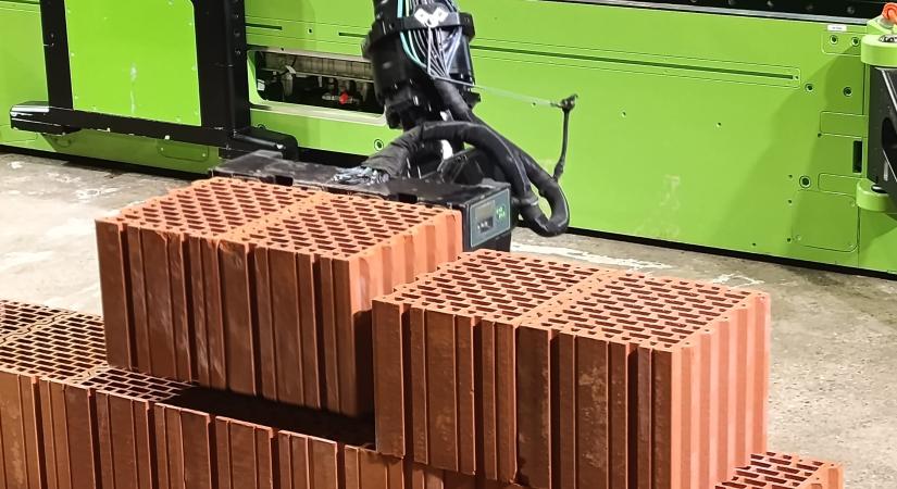 Ősi mesterséget végez az emberek helyett Walter, a falazórobot, amit élőben láthattunk