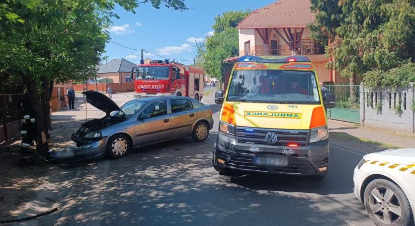 Fának csapódott egy személyautó Újfehértón – a mentők már a helyszínen