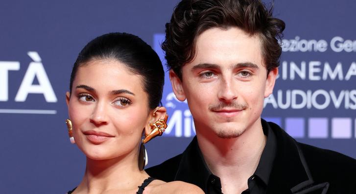 Kínos videó terjed Kylie Jennerről és Timothée Chalamet-ról, a színész látványosan kitért párja csókja elől