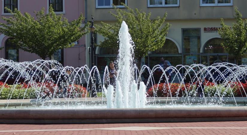 Műszaki beavatkozás és más munkák is hátráltatták az Erzsébet téri szökőkút beüzemelését
