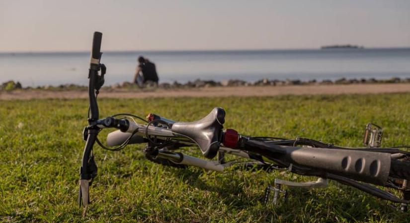 Fényes nappal próbáltak biciklit lopni a Balatonnál: csúnyán lebuktak