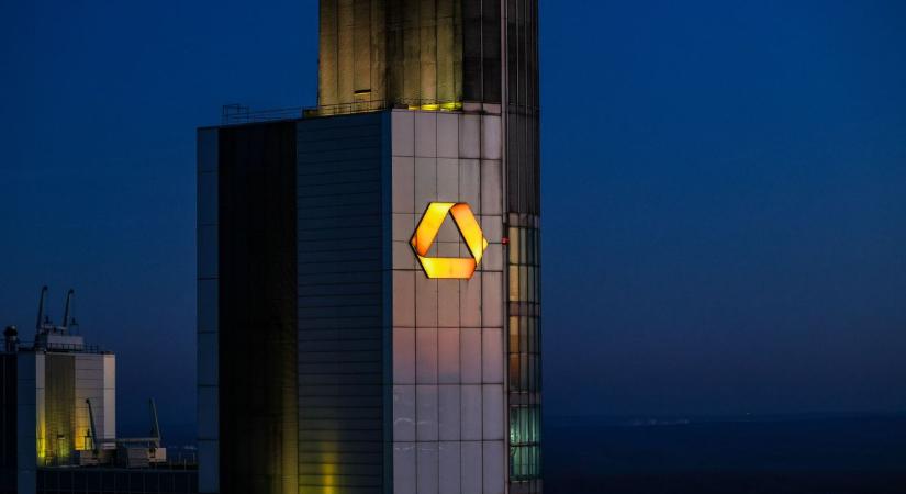 Előhúzta a Commerzbank a nyulat a kalapból, rekordprofittal hajtanák el az olaszokat még a környékről is