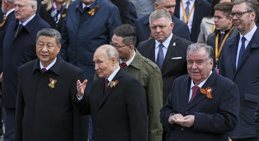 Fico más külföldi vezetőkkel virágot helyezett el az ismeretlen katona sírjánál