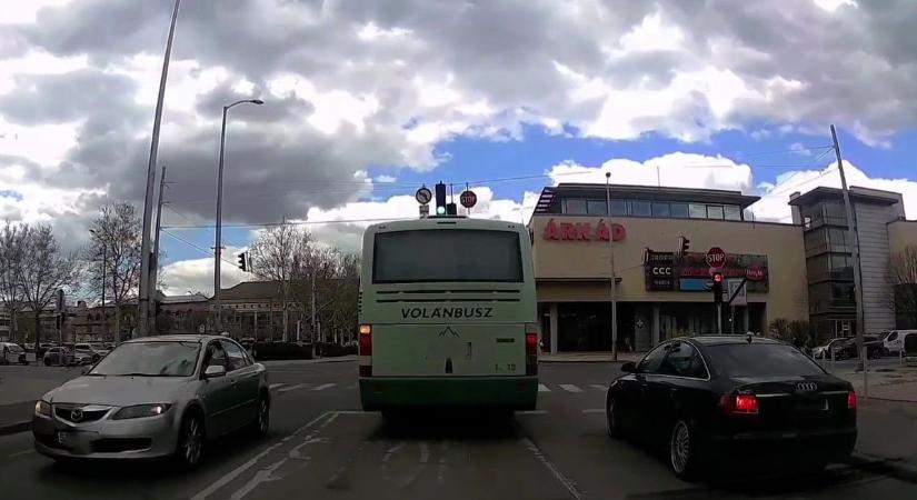 Életveszélyes manőver egy Audistól Pécsen, menekültek a gyalogosok (VIDEÓ)