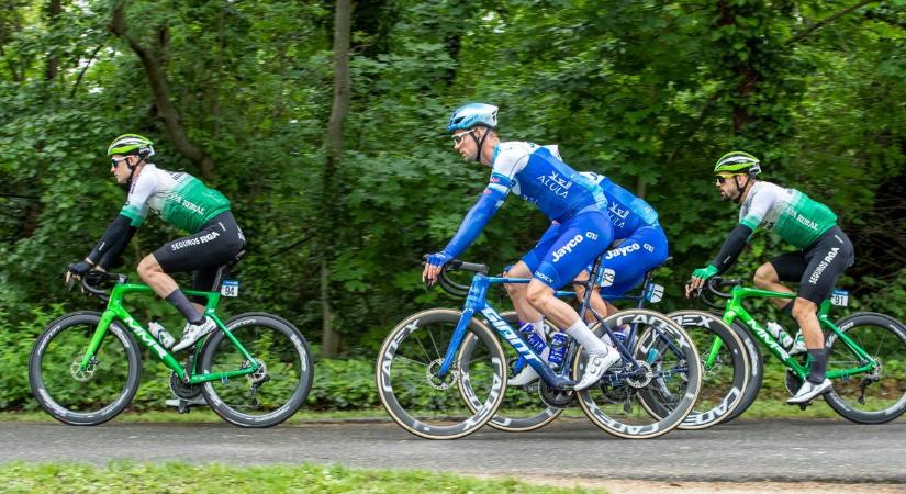 Tour de Hongrie Kápolnásnyéken: jubileumi tortával és kastélyprogramokkal készülnek