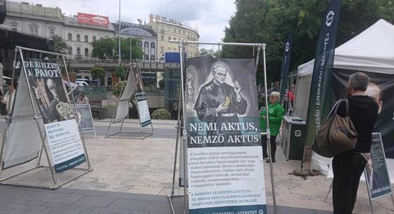 Soproni Tamás nekiment a Párbeszédnek, felháborodott a „vallásgyalázó” plakátokon