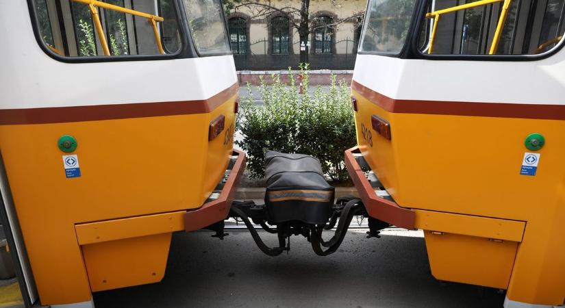 Ebben a pillanatban érkezett: villamos alá esett egy ember Józsefvárosban