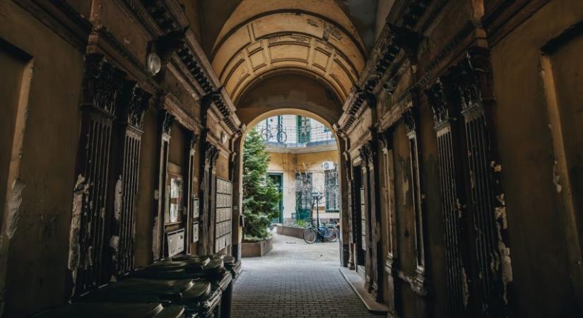 Tematikus sétákkal és tetőkertbejárással vár a Budapest100