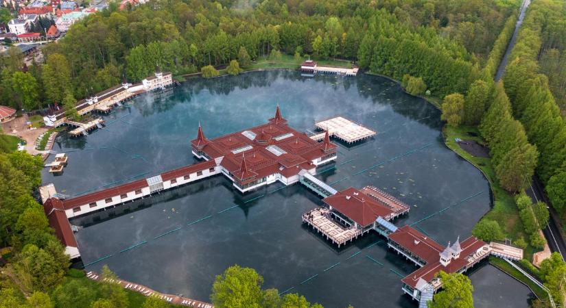 Tündérrózsák, gyógyító vizek és varázslatos hangulat! Miért lett Hévíz az ország egyik leglátogatottabb fürdővárosa? (galéria)