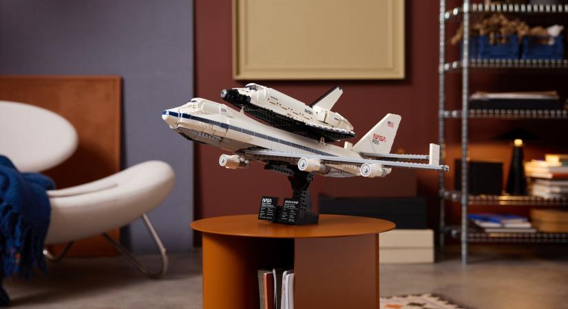 Gyönyörű a Lego Icons Enterprise űrrepülőt szállító Boeing 747-ese